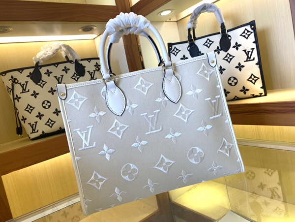 ルイヴィトンバッグ背面デザイン